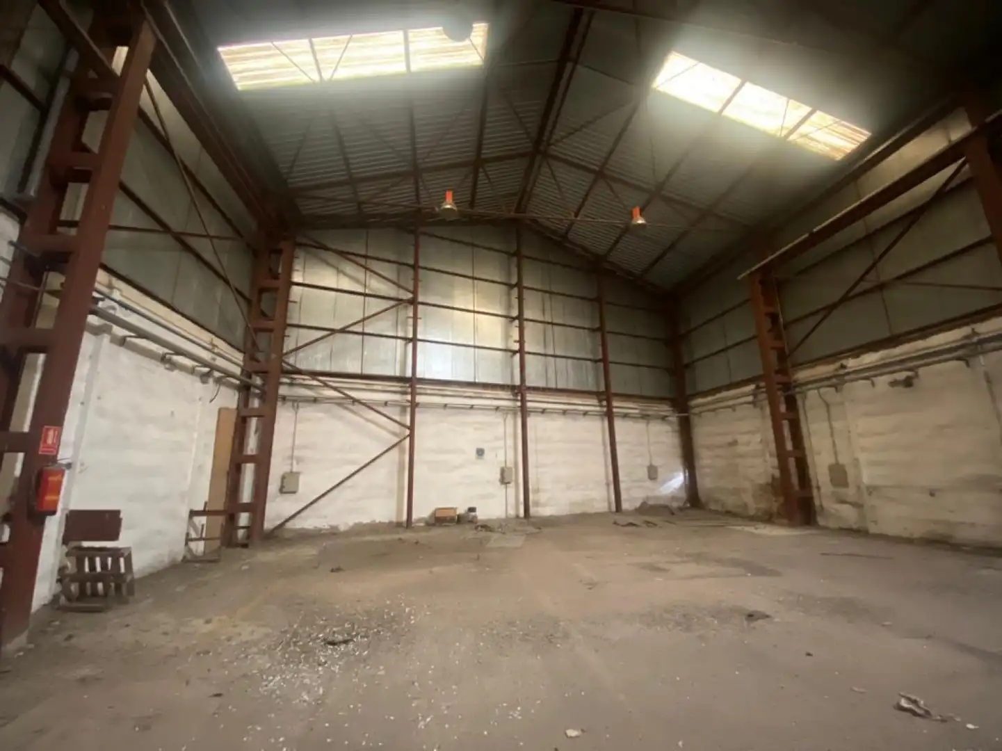 Vista exterior de Nave industrial en venta en Pinto