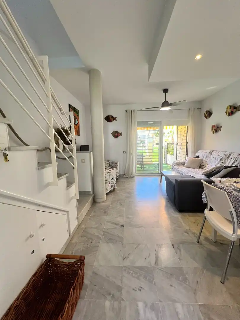 Sala d'estar de Casa adosada en venda en Isla Cristina amb Aire condicionat, Calefacció i Terrassa