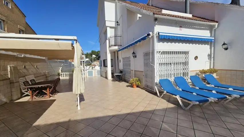 Außenansicht von Einfamilien-Reihenhaus zum Verkauf in Calafell mit Klimaanlage, Heizung und Privatgarten