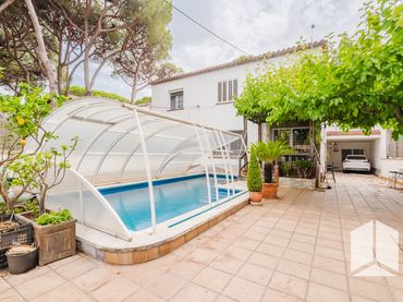 Casa amb piscina en venda a Carrer 19