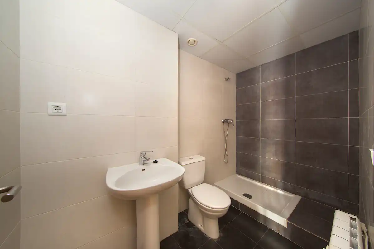 Bathroom of Flat for sale in Zaragoza  with Storage room