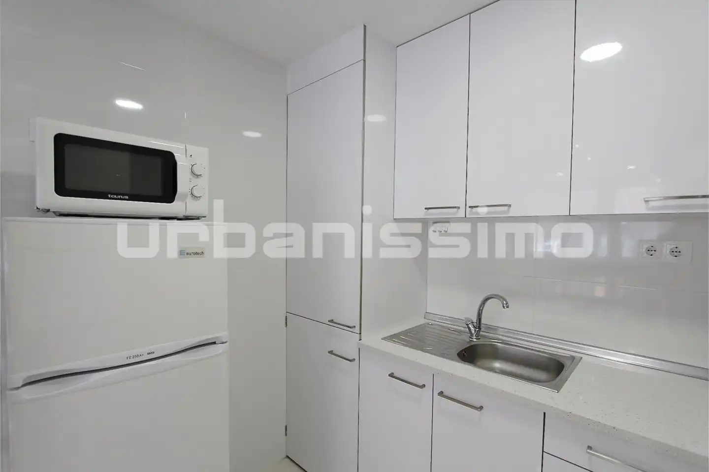 Cuina de Apartament de lloguer en Madrid amb Aire condicionat, Calefacció i Moblat