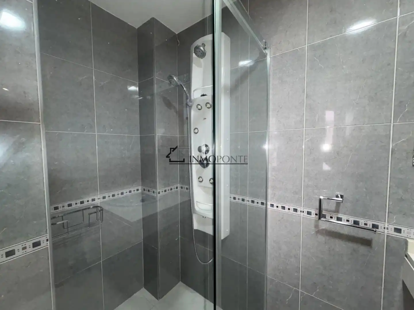 Badezimmer von Wohnung zur Miete in Pontevedra Capital  mit Heizung und Möbliert