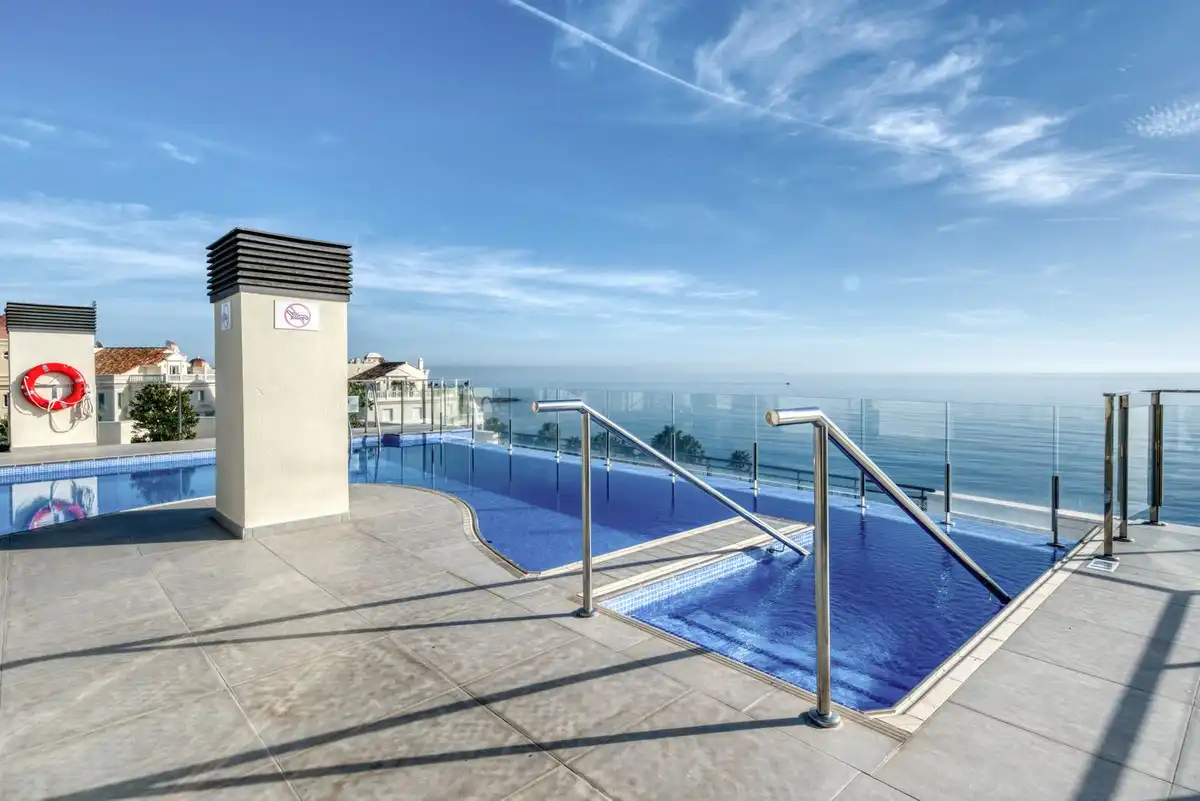 Piscina de Apartamento de alquiler en Estepona con Aire acondicionado, Terraza y Piscina comunitaria