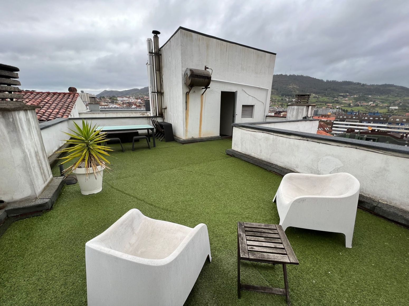 Terrassa de Pis de lloguer en Oviedo  amb Calefacció, Terrassa i Moblat