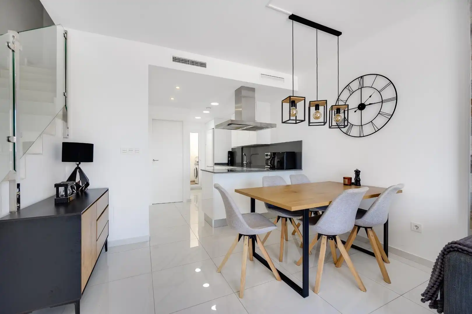 Küche von Einfamilien-Reihenhaus zum Verkauf in Torrevieja mit Klimaanlage, Heizung und Terrasse