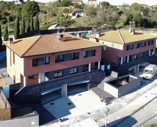 Vista exterior de Casa adosada en venda en La Roca del Vallès amb Aire condicionat, Calefacció i Terrassa