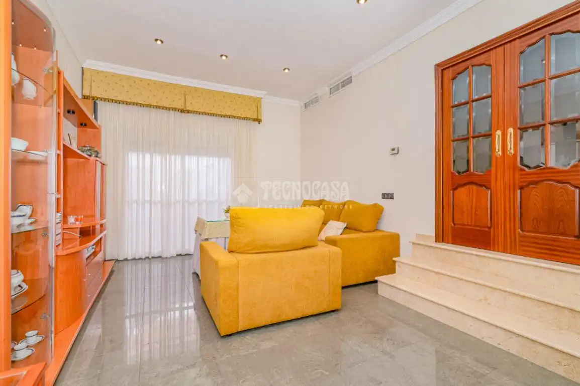 Sala d'estar de Casa o xalet en venda en Lucena amb Aire condicionat, Jardí privat i Moblat