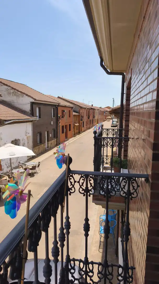 Außenansicht von Einfamilien-Reihenhaus zum Verkauf in El Burgo Ranero  mit Heizung, Privatgarten und Parkett