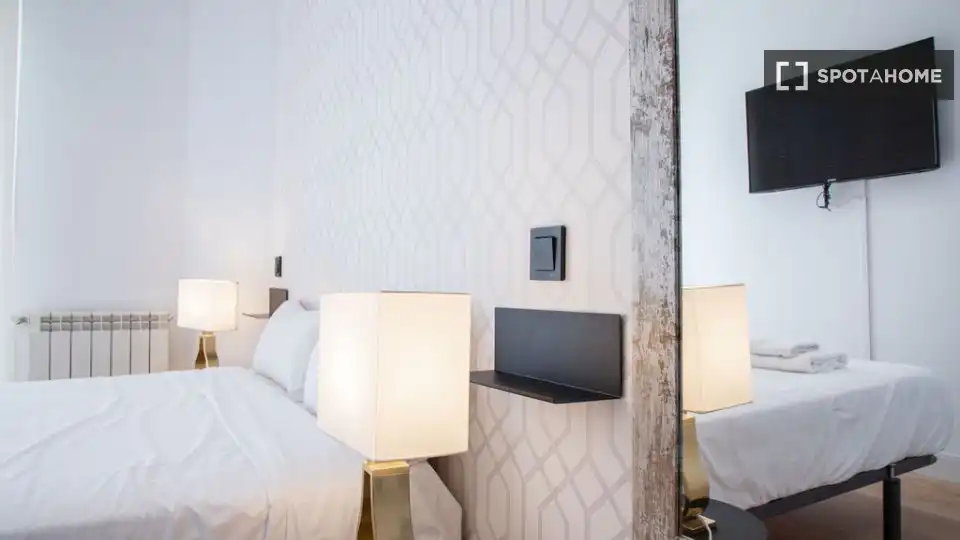 Dormitori de Pis de lloguer en Madrid amb Aire condicionat, Calefacció i Moblat