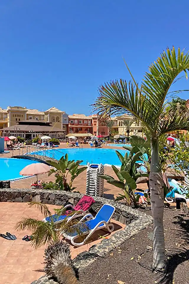Vista exterior de Apartamento en venta en Arona con Terraza, Amueblado y Piscina comunitaria