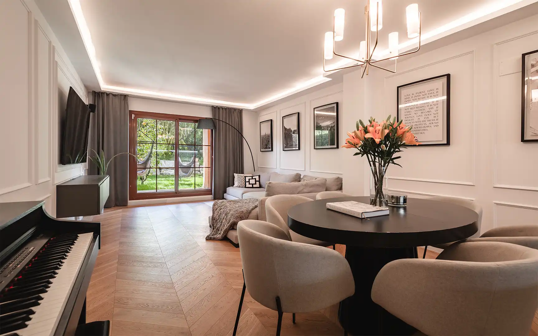Wohnzimmer von Erdgeschoss zum Verkauf in Benahavís mit Klimaanlage, Privatgarten und Terrasse