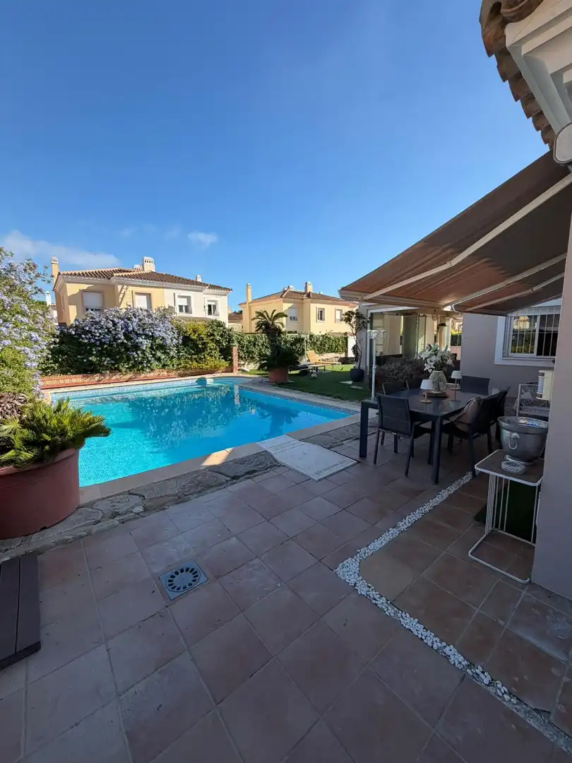Terraced house with pool for sale in Los Barrios