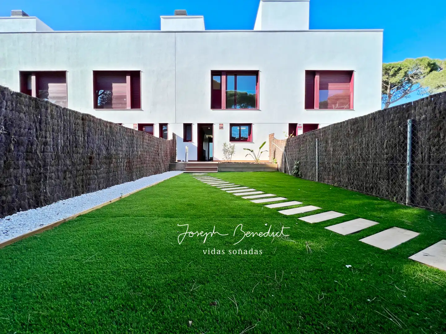 Vista exterior de Casa adosada en venda en Castelldefels amb Aire condicionat, Calefacció i Jardí privat