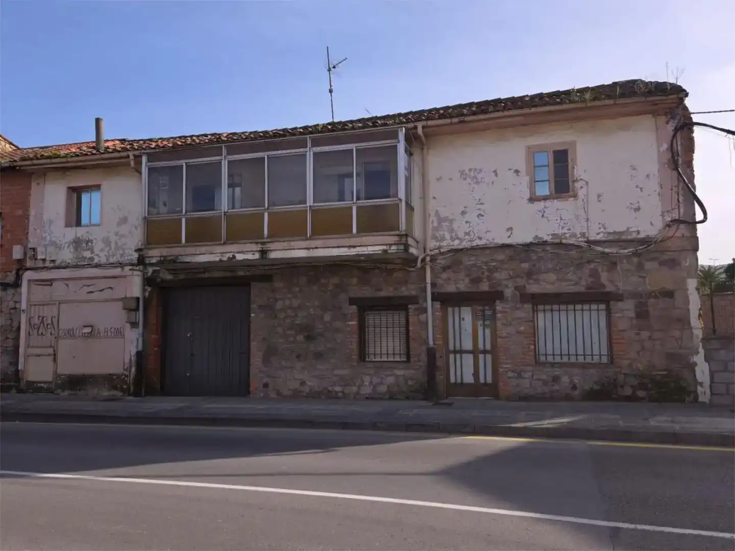 Vista exterior de Casa adosada en venda en Torrelavega 