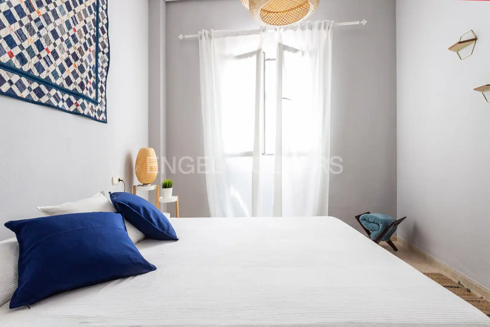Dormitori de Apartament de lloguer en Sevilla amb Aire condicionat, Calefacció i Moblat