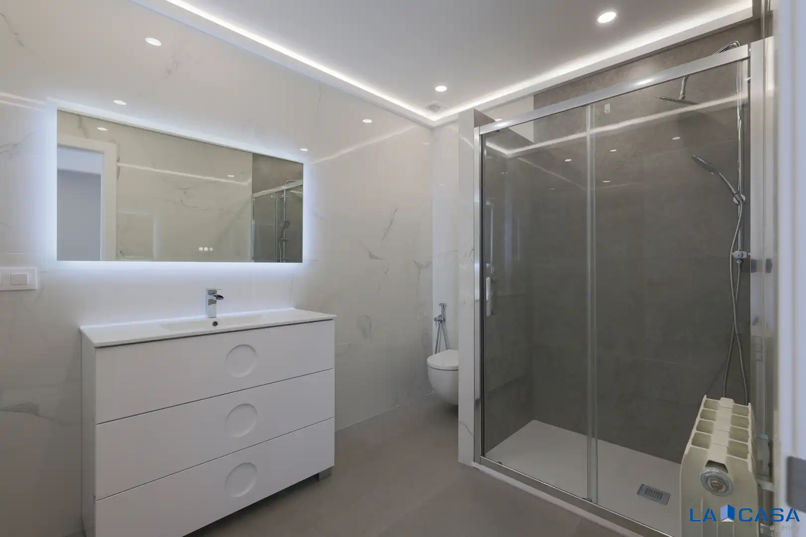 Bathroom of Flat for sale in Ripoll  with Oven, Washing machine and Balcony