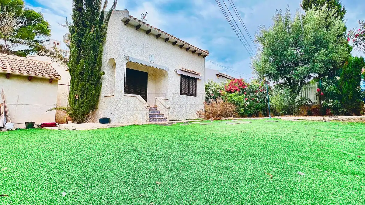 Vista exterior de Casa o xalet en venda en Orihuela amb Terrassa, Moblat i Balcó