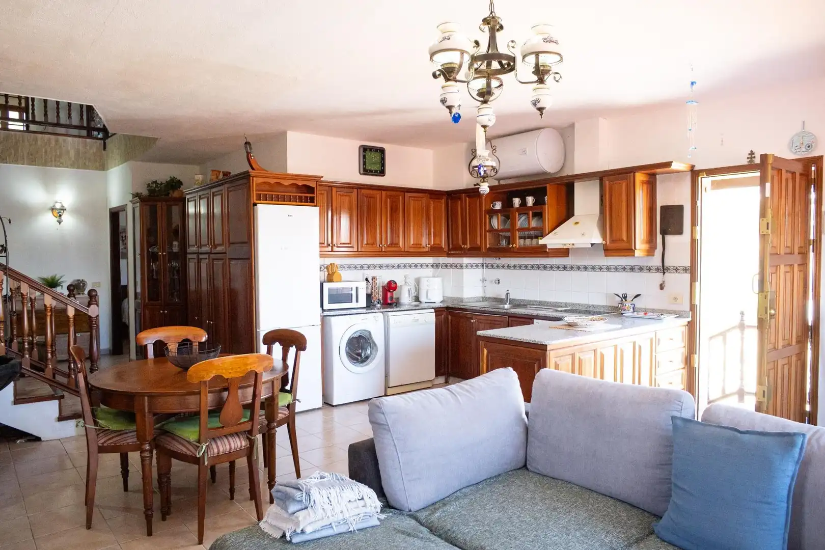 Küche von Einfamilien-Reihenhaus zum Verkauf in Valsequillo de Gran Canaria mit Klimaanlage, Heizung und Privatgarten