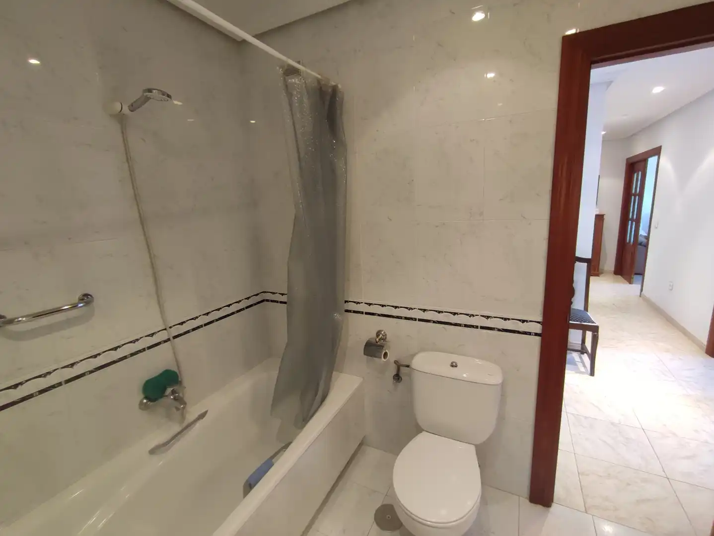 Baño de Piso en venta en Carpio con Calefacción, Terraza y Amueblado