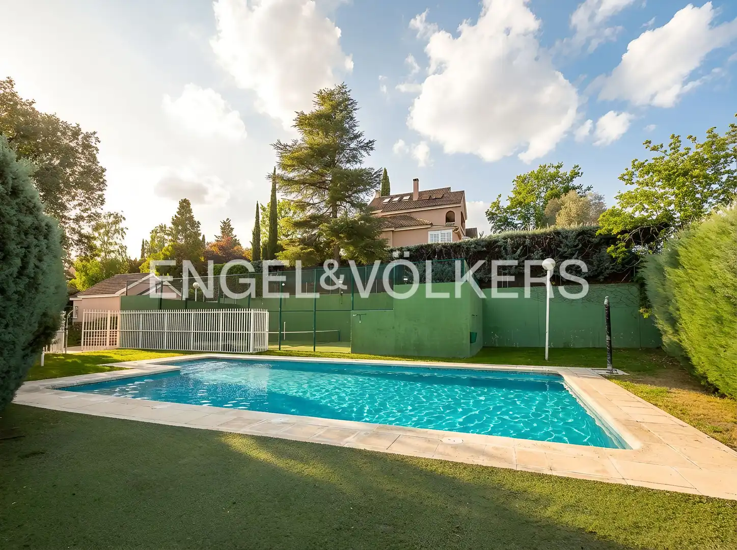 Piscina de Casa adosada de lloguer en Villanueva de la Cañada amb Calefacció, Jardí privat i Parquet