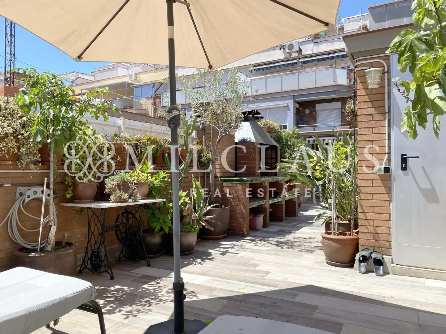 Terrasse von Einfamilien-Reihenhaus zum Verkauf in L'Hospitalet de Llobregat mit Klimaanlage, Heizung und Parkett