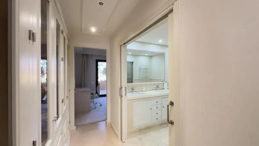 Bany de Apartament de lloguer en Estepona amb Aire condicionat, Terrassa i Piscina