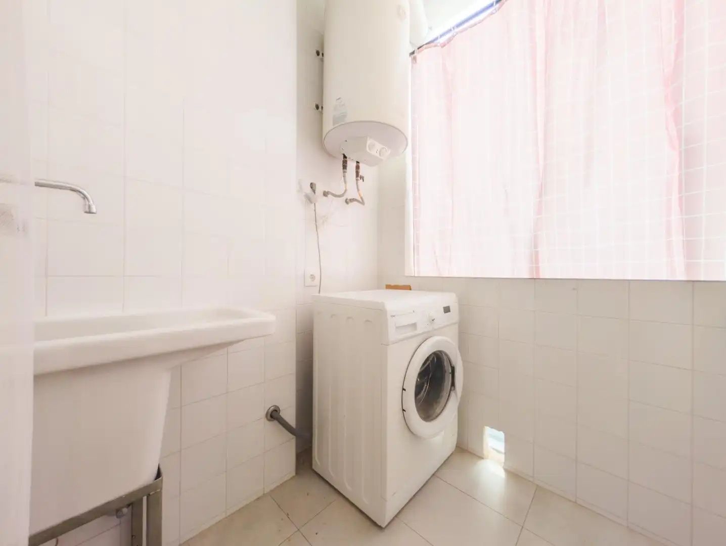 Bathroom of Flat for rent in Valencia  with Air Conditioner, Heating and Parquet flooring