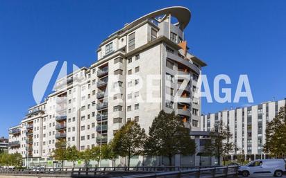 Vista exterior de Pis en venda en Donostia - San Sebastián  amb Terrassa i Balcó