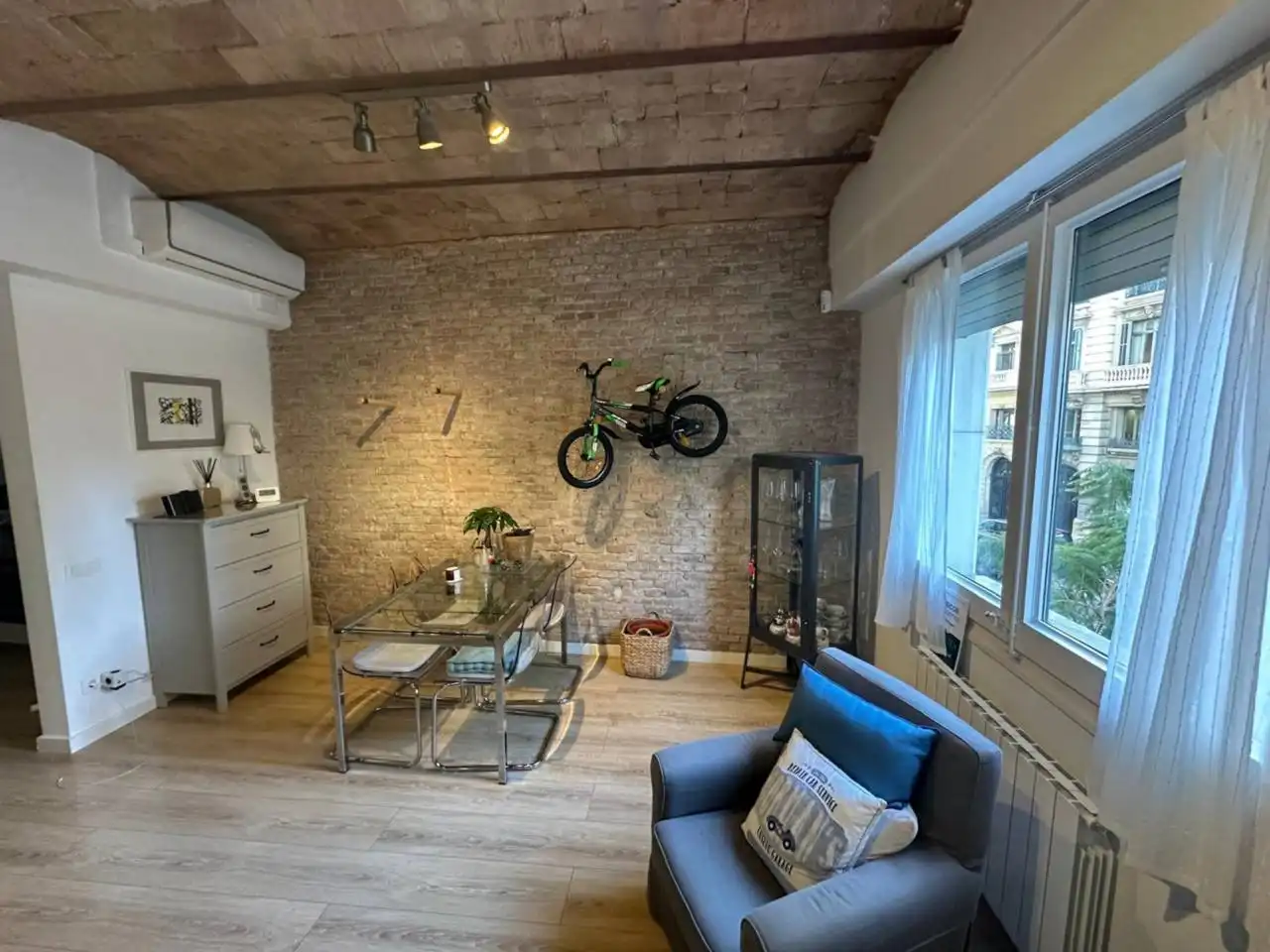 Sala de estar de Piso de alquiler en Barcelona con Aire acondicionado, Calefacción y Amueblado