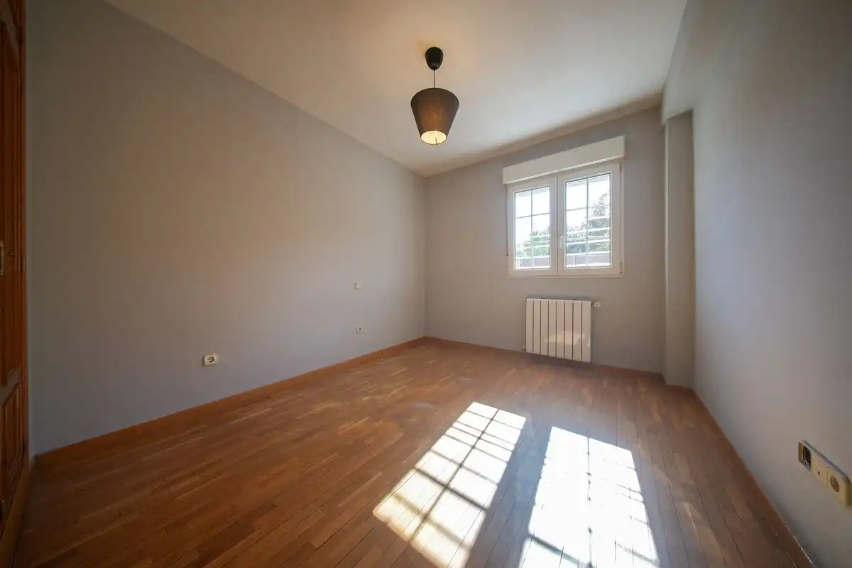 Habitación de Casa adosada en venta en Pozuelo de Alarcón con Aire acondicionado, Calefacción y Jardín privado
