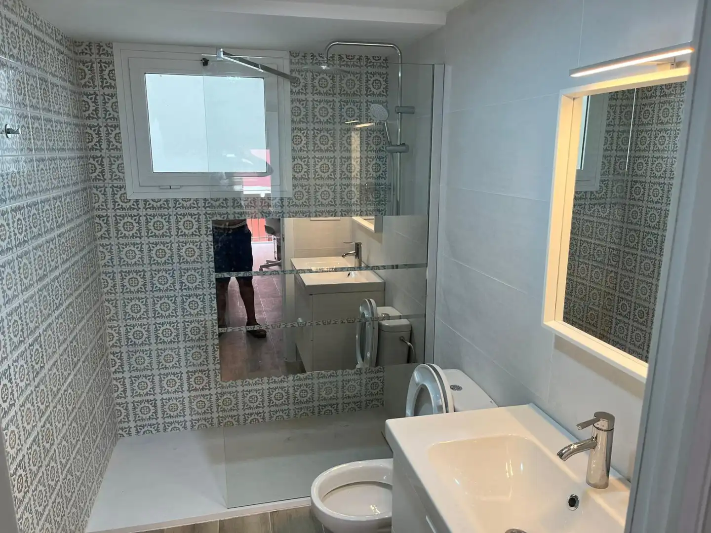 Baño de Piso de alquiler en Elche / Elx con Amueblado y Balcón