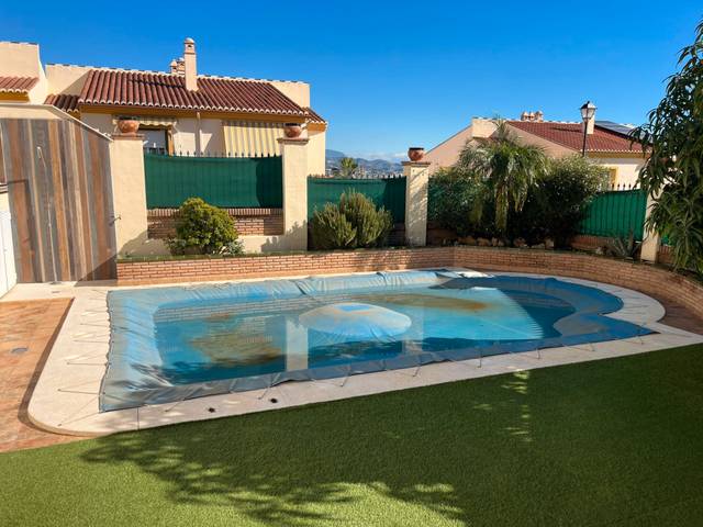 Casa adosada en Venta en Avenida Moscatel en Viña Málaga