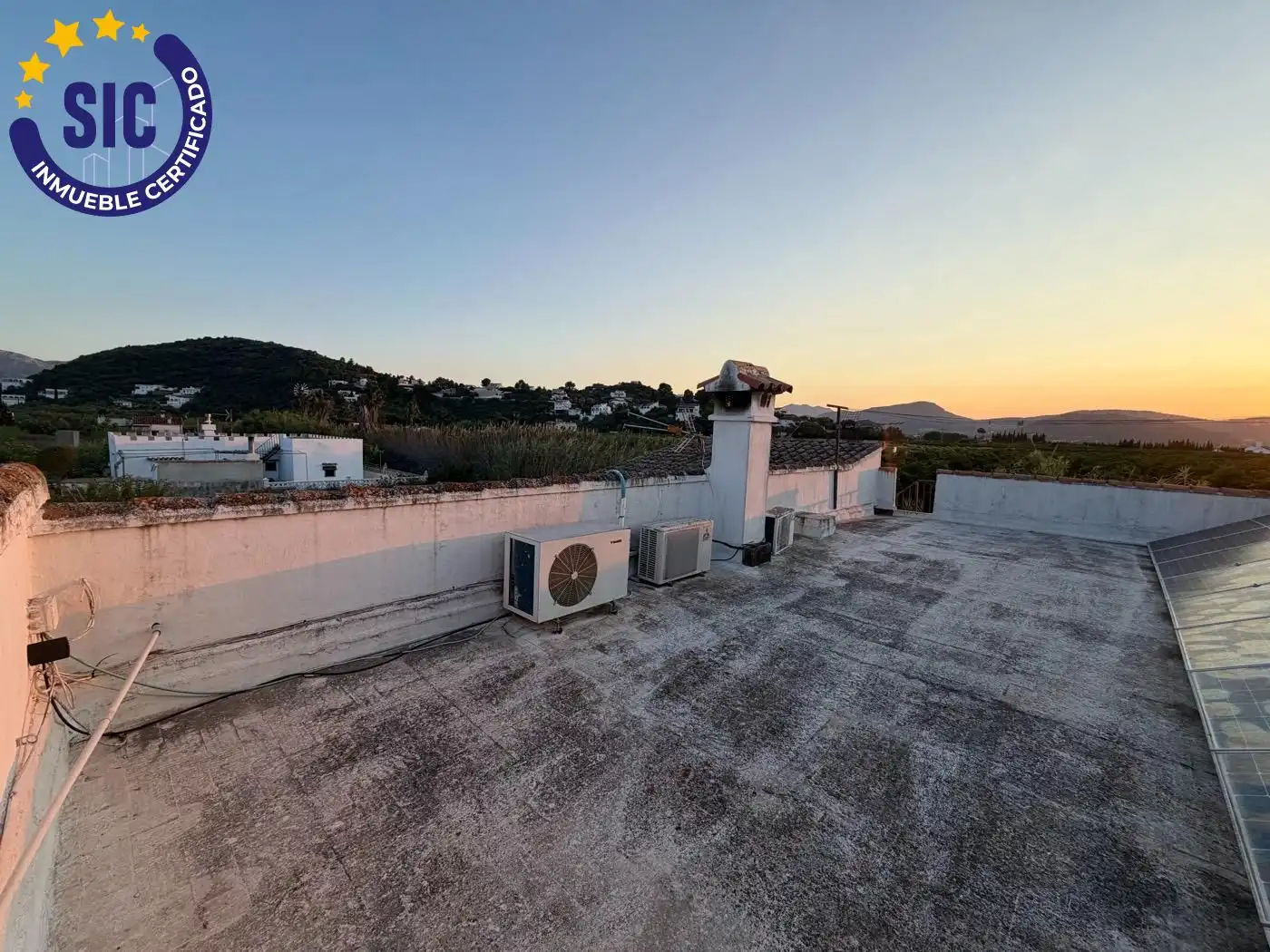 Vista exterior de Casa o xalet en venda en Oliva amb Aire condicionat, Jardí privat i Terrassa