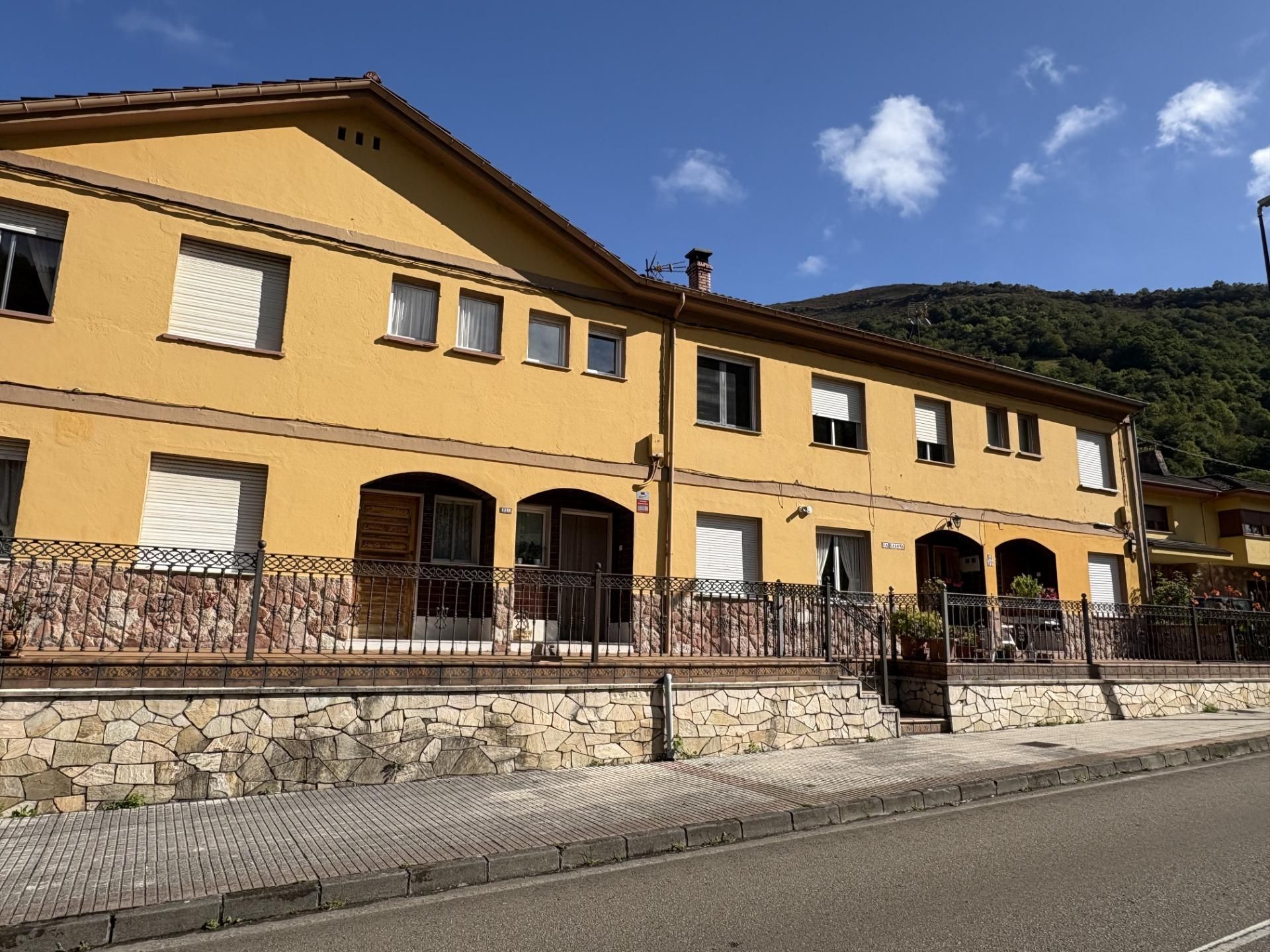 Vista exterior de Casa adosada en venda en Aller amb Calefacció, Jardí privat i Terrassa