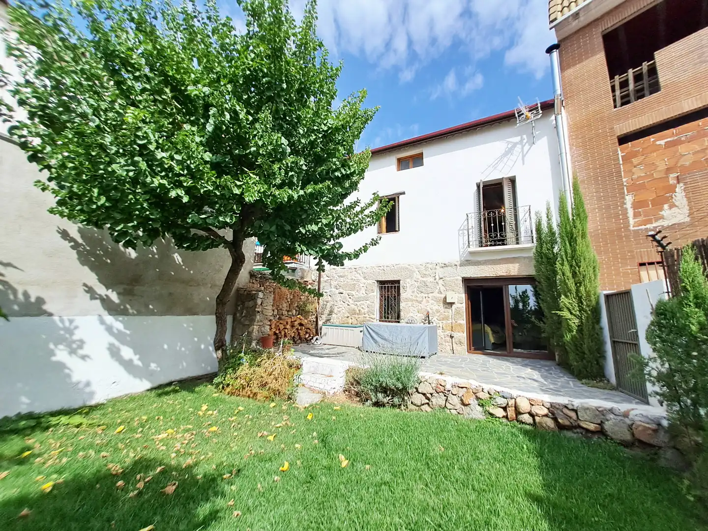 Jardí de Casa adosada en venda en El Hoyo de Pinares  amb Calefacció, Jardí privat i Parquet