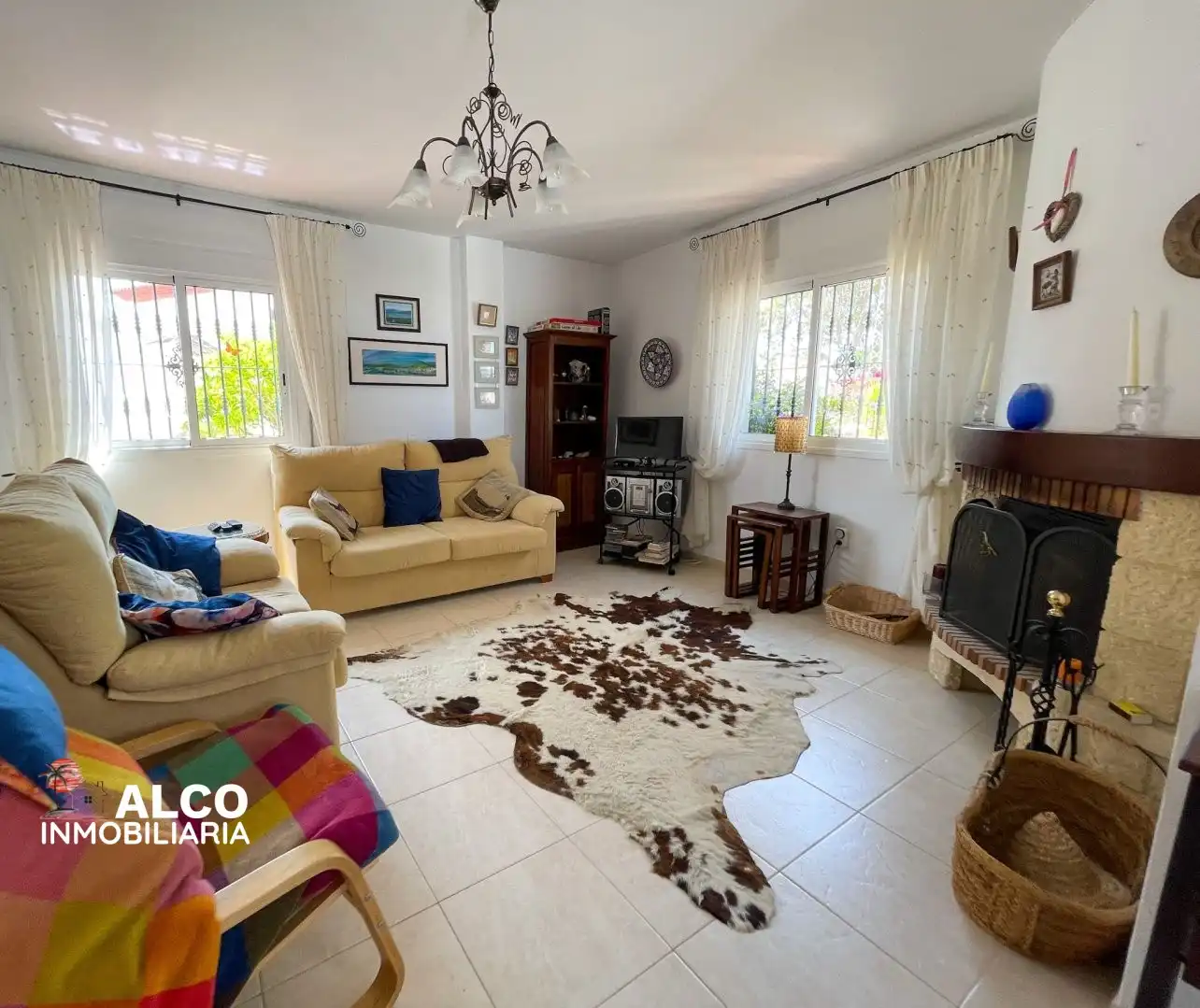 Sala d'estar de Casa o xalet en venda en Torrox amb Aire condicionat, Terrassa i Piscina