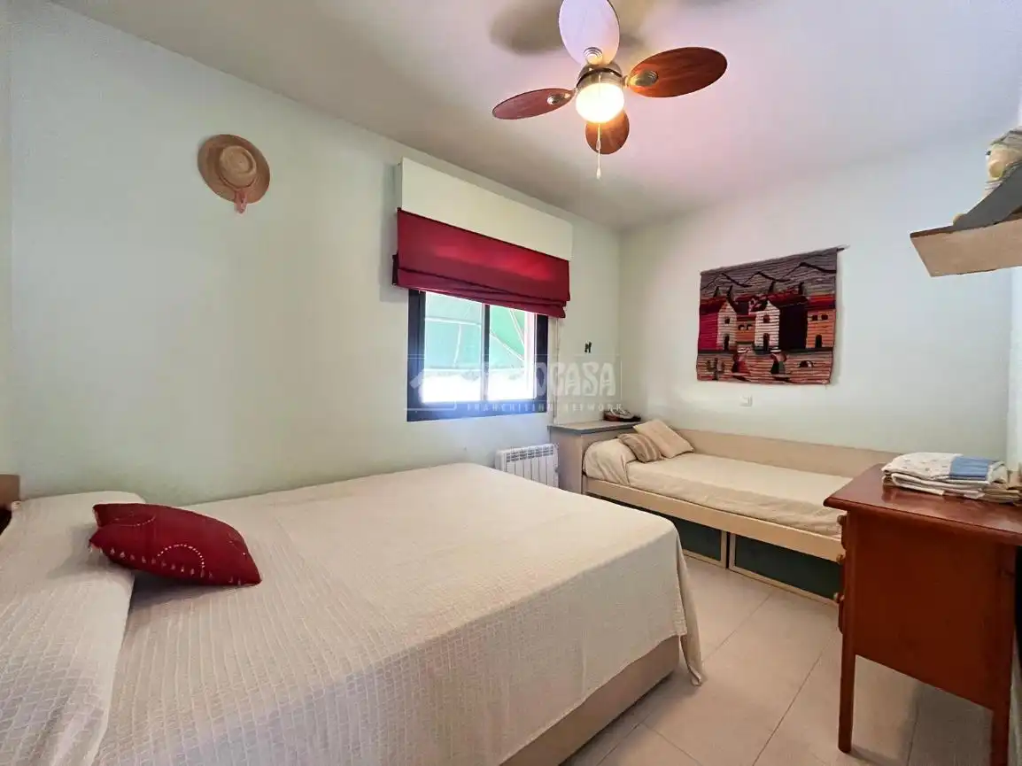 Habitación de Casa adosada en venta en Las Herencias con Calefacción, Piscina y Amueblado