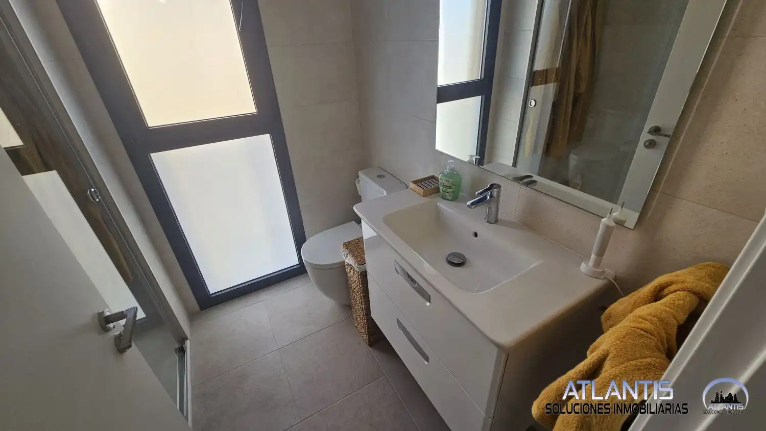 Bathroom of Flat for sale in Sevilla  with Air Conditioner, Heating and Community pool