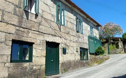 Vista exterior de Finca rústica en venda en Pontevedra Capital  amb Jardí privat