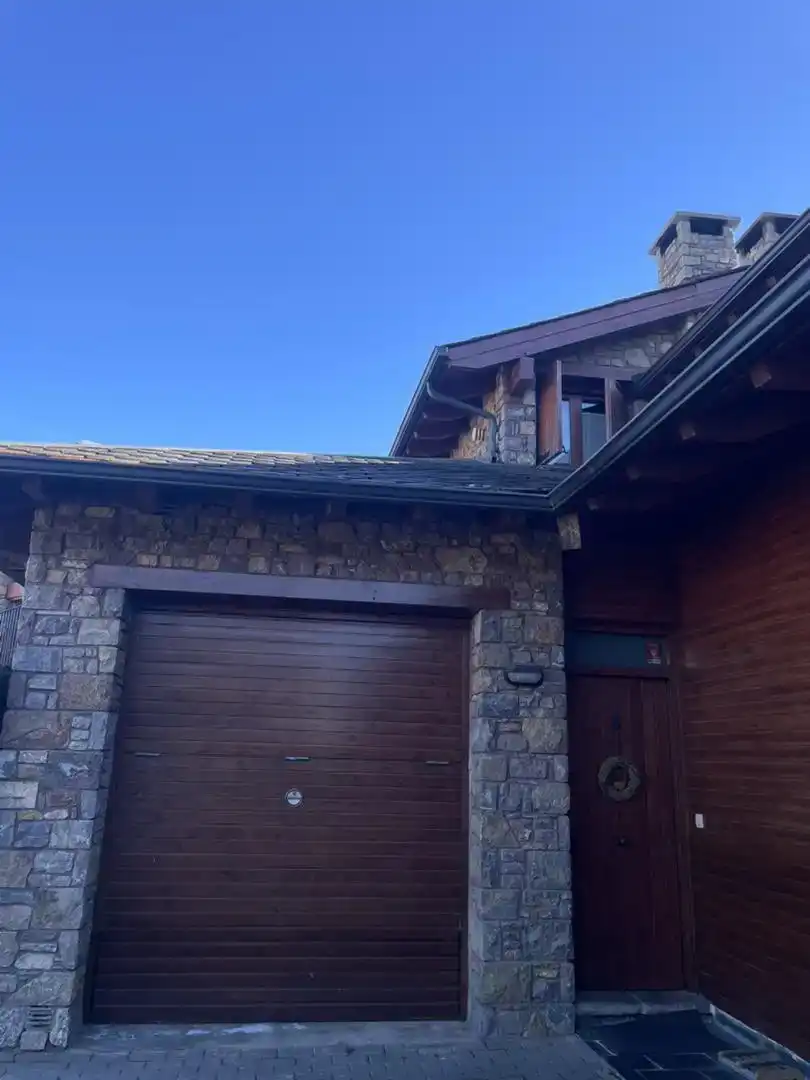 Vista exterior de Casa adosada en venda en Prats i Sansor amb Jardí privat, Parquet i Traster