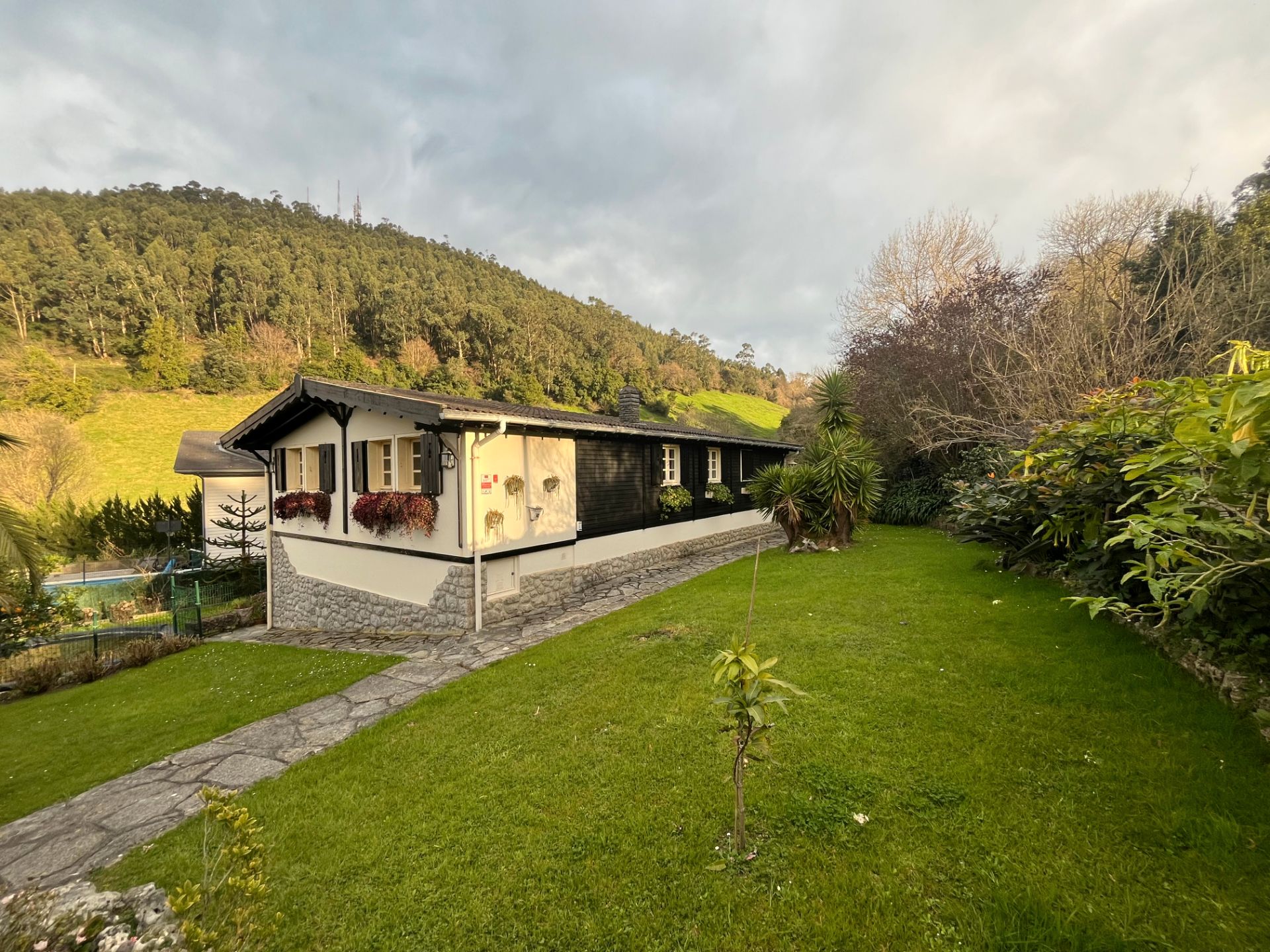 Vista exterior de Casa o xalet en venda en Castro-Urdiales amb Calefacció, Jardí privat i Parquet
