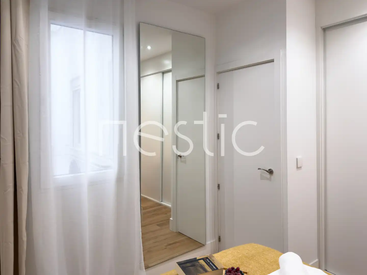 Dormitori de Apartament de lloguer en Madrid amb Aire condicionat, Calefacció i Moblat