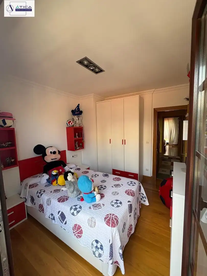 Dormitori de Casa adosada en venda en Castro-Urdiales amb Aire condicionat, Calefacció i Jardí privat