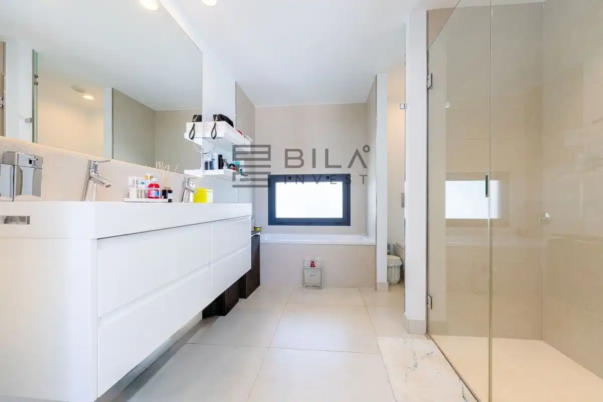 Bathroom of Attic for sale in Fuengirola  with Air Conditioner, Terrace and Storage room