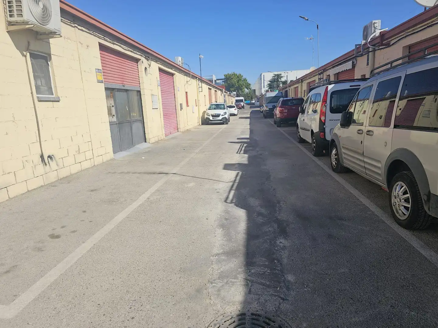 Parkplatz von Fabrikhallen zur Miete in San Fernando de Henares mit Heizung