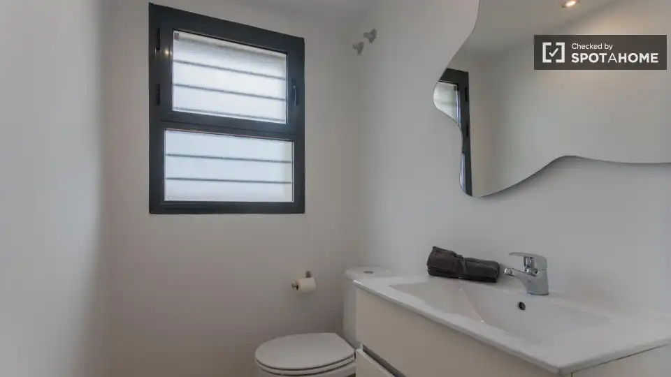Bathroom of Apartments for share in Valencia  with Air Conditioner, Terrace and Furnished