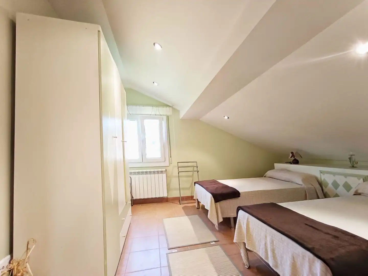 Dormitori de Casa o xalet en venda en Pontevedra Capital  amb Jardí privat, Terrassa i Traster