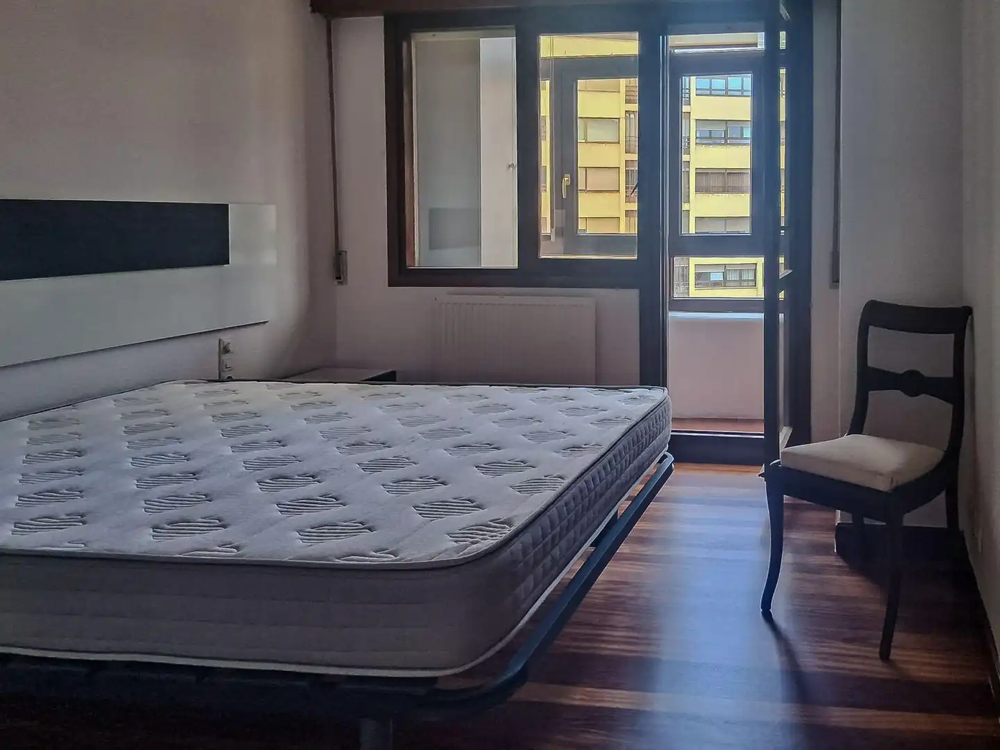 Schlafzimmer von Wohnung zur Miete in Santander mit Heizung, Parkett und Möbliert