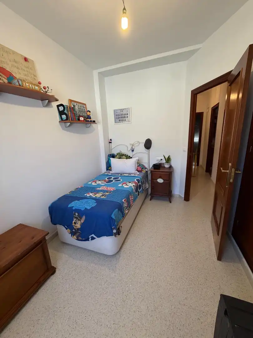 Dormitori de Casa adosada en venda en Bollullos de la Mitación amb Jardí privat